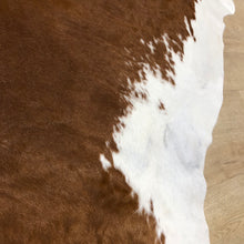 Load image into Gallery viewer, XL Chestnet Hereford Cowhide Rug