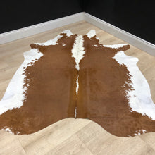 Load image into Gallery viewer, XL Chestnet Hereford Cowhide Rug