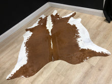 Load image into Gallery viewer, XL Chestnet Hereford Cowhide Rug